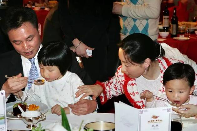 杜鵑一直站在黃光裕的羽翼背后，相夫教子，風(fēng)格非常低調(diào)。