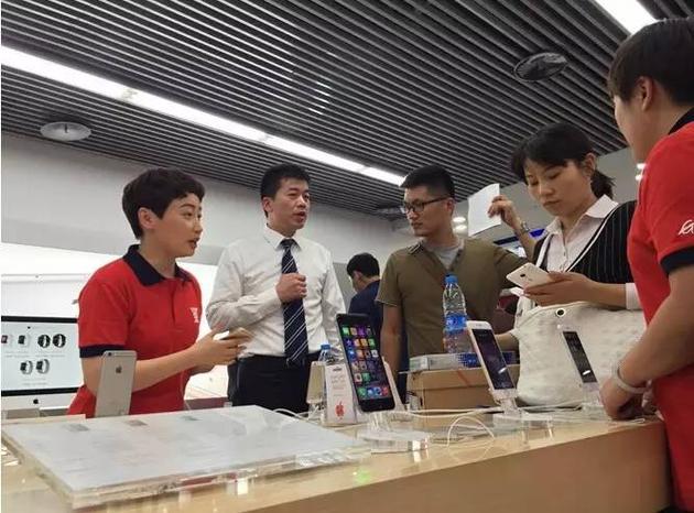 杜鵑身著一身導(dǎo)購(gòu)員的紅色統(tǒng)一服裝，意外現(xiàn)身北京國(guó)美馬甸店，化身導(dǎo)購(gòu)員的身份在門(mén)店服務(wù)。