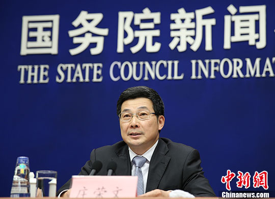 國家互聯(lián)網(wǎng)信息辦公室副主任莊榮文在介紹相關(guān)情況。